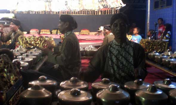 Pengrawit memainkan bonang dalam sebuah pakeliran wayang di Kabupaten Rembang. (Foto:Rif)