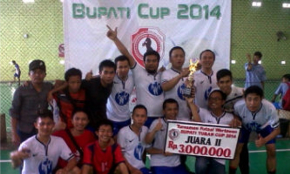 Tim futsal jurnalis Rembang tampil sebagai runner up di turnamen futsal antarwartawan Bupati Tuban Cup 2014, Sabtu (22/11/2014). (Foto:mataairradio.com) 