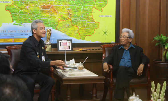 Adnan Buyung Nasution bertemu dengan Ganjar Pranowo Gubernur Jateng sebelum sidang PTUN (20/11). (Foto:Dok.SI)