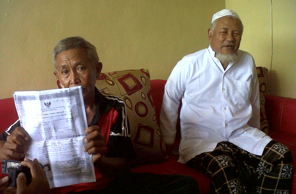Dua orang dari Formappel saat menunjukkan ijazah yang diduga palsu milik SPD, seorang anggota DPRD Rembang dari PPP, Jumat (28112014). (Foto: Pujianto)