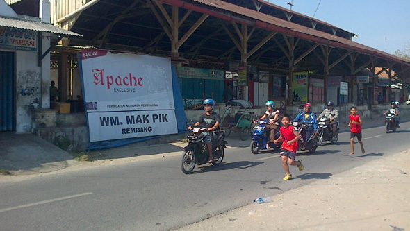 Dua orang pelari 10K tingkat SD saat melintasi Jalan Majapahit depan Kantor Redaksi mataairradio.com, Selasa (4/11/2014) sekitar pukul 08.00 WIB. (Foto: Wahyu Salvana)