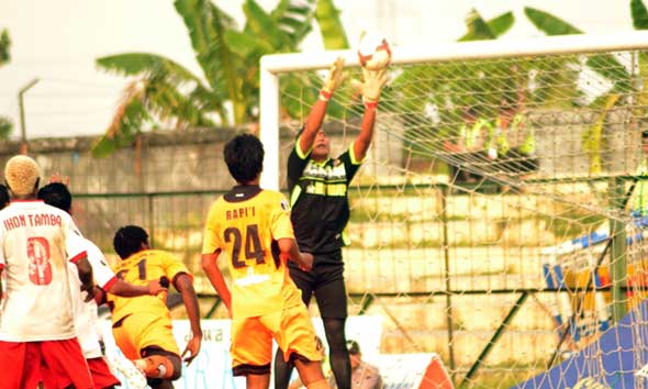 PSIR bertanding melawan Persipur Purwodadi di Stadion Krida Rembang pada kompetisi Divisi Utama musim lalu. (Foto:Pujianto)