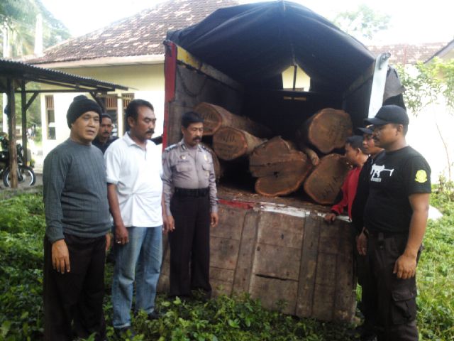 Barang bukti berupa truk berterpal dan enam gelondong kayu jati yang diamankan dari hutan wilayah RPH Tuder Balo BKPH Ngandang, Minggu (1/3/2015) dini hari. (Foto: mataairradio.com)