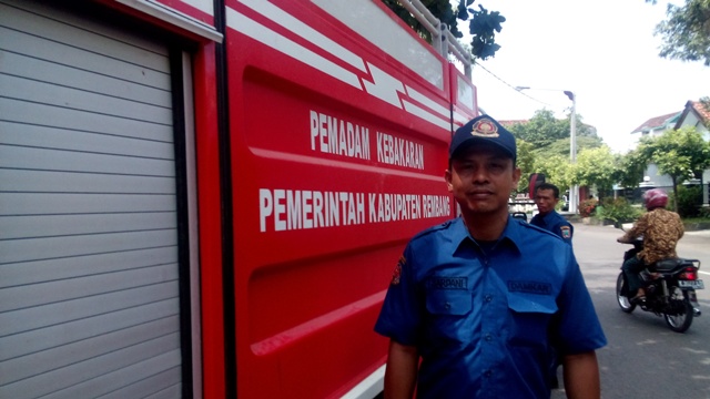 Sarpani petugas pemadam kebakaran Kabupaten Rembang. (Foto: Pujianto)