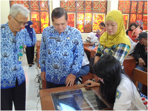 Kepala SMK Negeri 1 Rembang Singgih Darjanto (kiri) ketika mendampingi Plt Kepala Dinas Pendidikan Rembang Noor Effendi, meninjau simulasi UN CBT pada 17 Maret 2015. (Foto: http://www.smk1rembang.sch.id/)