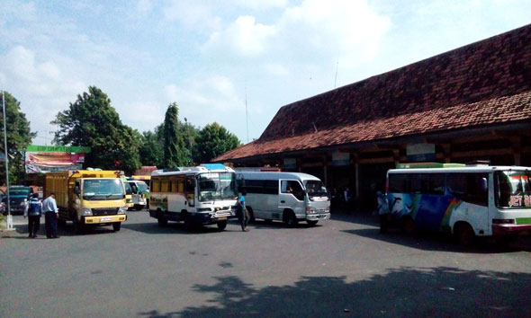 Operasi gabungan terkait kelaikan kendaraan di Terminal Rembang, Rabu (10/6/2015). (Foto: mataairradio.com)