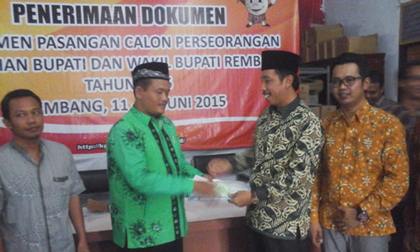 Ketua KPU Rembang Minanus Suud (berbatik hijau) menerima penyerahan berkas dokumen calon perseorangan dari pasangan Abdul Hafidz dan Bayu Andreanto di Kantor KPU setempat, Jumat (12/6/2015) siang. (Foto: Pujianto)