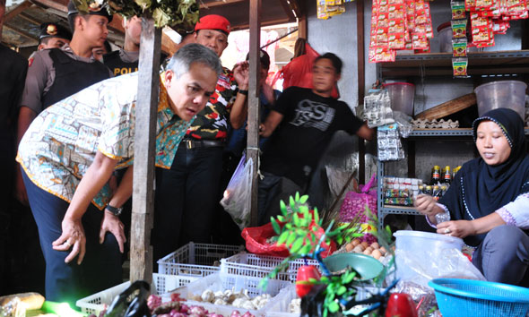 Gubernur Jawa Tengah Ganjar Pranowo saat mengunjungi salah satu pedagang di Pasar Rembang, Kamis (2/7/2015) siang. (Foto: mataairradio.com)