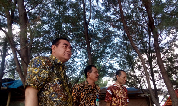 Sekretaris Daerah Rembang Hamzah Fatoni (paling kiri) saat mengunjungi Pantai Karangjahe, Rabu (15/7/2015) pagi. (Foto: Pujianto)