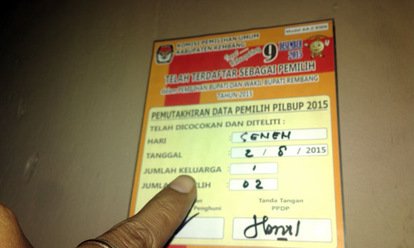 Setiker telah terdaftar sebagai pemilih Pilkada Rembang 2015. (Foto: Arif Bahtiar)