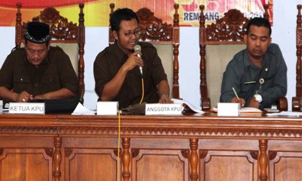 Komisioner Divisi Pencalonan pada KPU Rembang M Adib Ulinnuha (tengah). (Foto: rri.co.id)