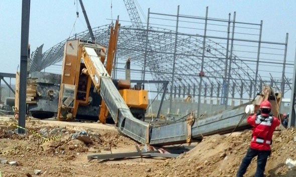 Crane berkekuatan 45 ton di proyek pabrik semen milik PT Semen Indonesia di Rembang, roboh dan menimpa seorang helper hingga tewas, Jumat (2/10/2015) pagi. (Foto: mataairradio.com)