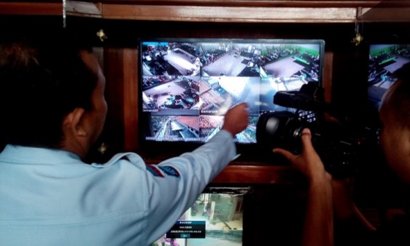 Kepala Rutan Kelas IIB Rembang Suyatno menunjukkan hasil sorotan kamera pengintai (CCTV) di sejumlah titik di rumah tahanan setempat, Rabu (3/2/2016) pagi. (Foto: Pujianto)