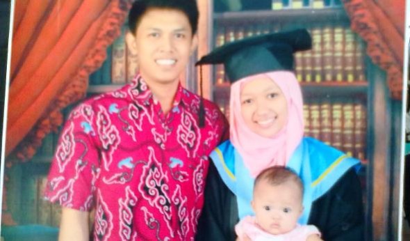 Hesti Wardoyo bersama istri dan seorang anaknya yang masih kecil. Keluarga ini termasuk eks anggota Gafatar yang dipulangkan dari Kalimantan dan ditampung di Asrama Haji Donohudan Boyolali. (Foto: Mukhammad Fadlil)
