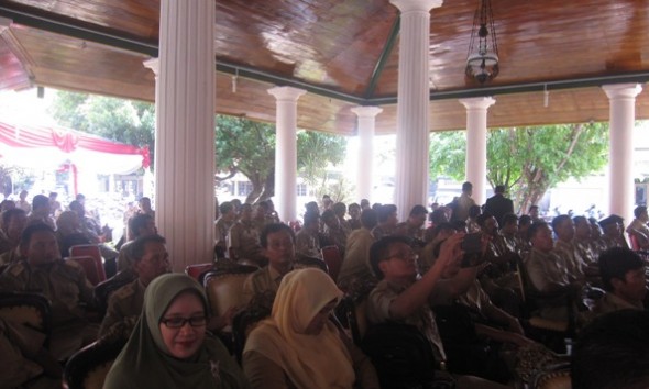 Para kepala desa di Kabupaten Rembang ketika menghadiri rapat koordinasi dana desa di Pendapa Museum Kartini, Senin (21/3/2016) pagi. (Foto: mataairradio.com)