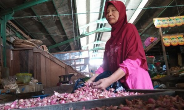 Pedagang bawang merah di Pasar Rembang mengungkapkan kenaikan harga komoditas tersebut dalam dua pekan belakangan. (Foto: Pujianto)