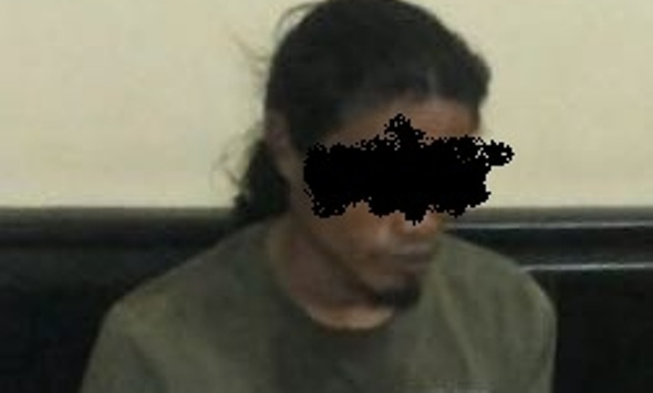 Tersangka pengedar pil dobel L, Danang Puji Santoso alias Tengul, saat diinterogasi petugas di ruang Satresnarkoba Polres Rembang, Sabtu (3/9/2016) malam. (Foto: mataairradio.com)