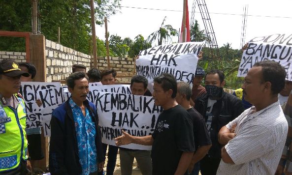 Aksi unjuk rasa warga memprotes bangunan liar di tepi Sungai Kemadu, Kamis (8/12/2016). (Foto: Mukhammad Fadlil)