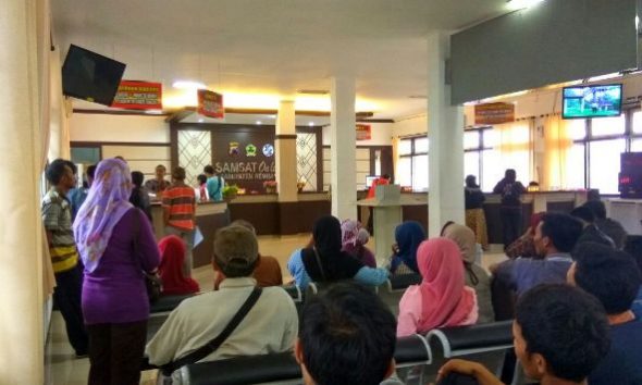 Warga berjejal mengantre mendapat layanan di Kantor Samsat Rembang, Selasa (27/12/2016). (Foto: Mukhammad Fadlil)