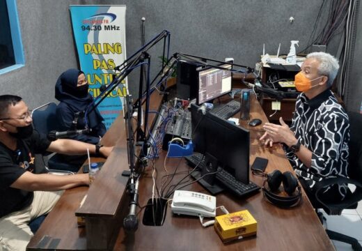 Kunjungan ke Cilacap, Ganjar Sempatkan Siaran di Sebuah Stasiun Radio
