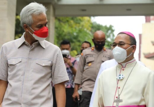 Ganjar Bertemu Romo Robertus Rubiyatmoko di Kompleks Gereja Katedral Semarang