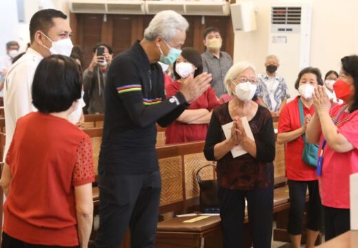 Sambil Gowes Pagi Gubernur Jateng Kunjungi Sejumlah Gereja di Kota Semarang