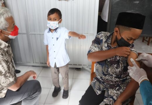 Gubernur Jateng Tegaskan Vaksinasi Anak Bukan yang Sekolah Saja