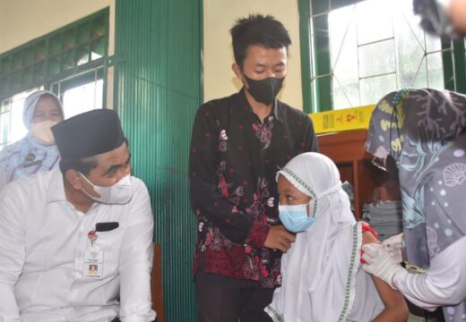 Wagub Taj Yasin Tinjau Vaksinasi Anak di Warungasem Batang