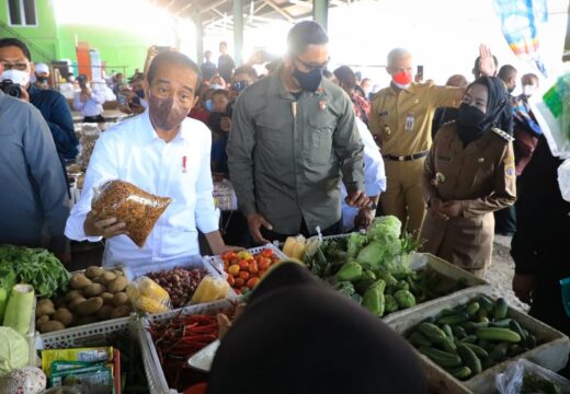 Ganjar Dampingi Presiden Jokowi Blusukan ke Pasar Bulakamba
