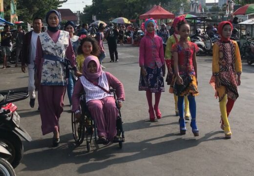 Keren! Pameran Mode Busana, Gelar Karya Komunitas Difabel di Alun-alun Rembang
