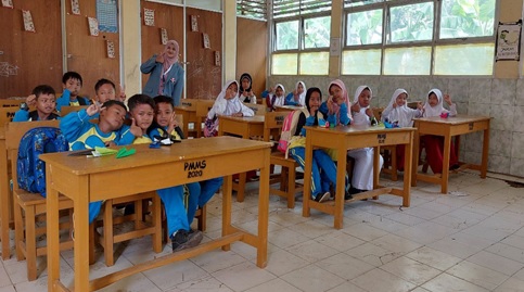 KKN Tematik UPI 2022: Meningkatkan Kreativitas Anak Melalui Ecobrick di SDN Pucung V Kotabaru Karawang Jawa Barat