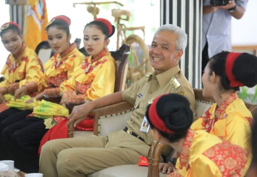 Lima Siswi Riau Beri Kejutan Gubernur Jateng di Rumah Dinasnya, Begini Ceritanya