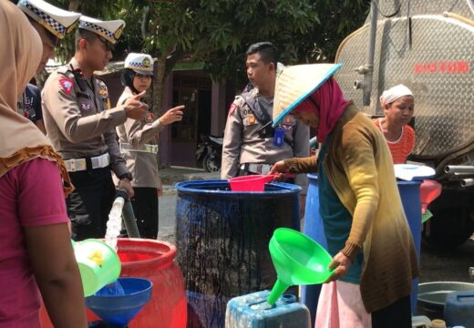 Satlantas Rembang Kucuri Dua Desa Kekeringan 40 Ribu Liter Air Bersih