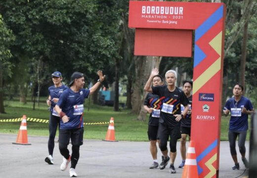 Bersama Sang Istri, Ganjar Berlaga Lawan Puluhan Pelari di ‘Borobudur Marathon’