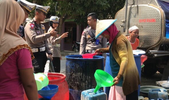Satlantas Rembang Kucuri Dua Desa Kekeringan 40 Ribu Liter Air Bersih